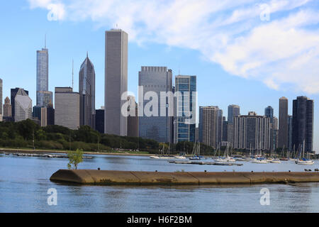 Une vue d'horizon de Chicago avec les bateaux en premier plan Banque D'Images