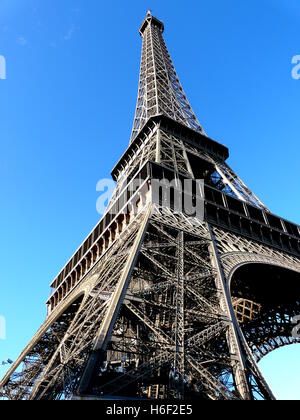 Tour Eiffel à Paris, vu du dessous de l'une des jambes de fer, sur le bleu ciel. Septembre Banque D'Images