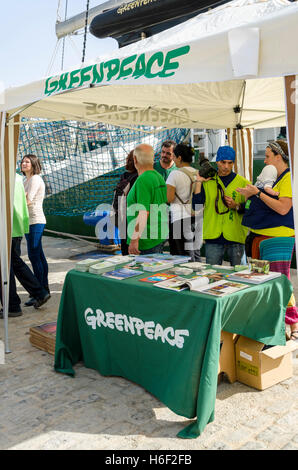 Les membres de l'équipage de Greenpeace Rainbow Warrior III Promotion de navire dans le port de Malaga, Andalousie, espagne. Banque D'Images