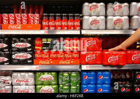 Diverses marques de cola dans un magasin Banque D'Images