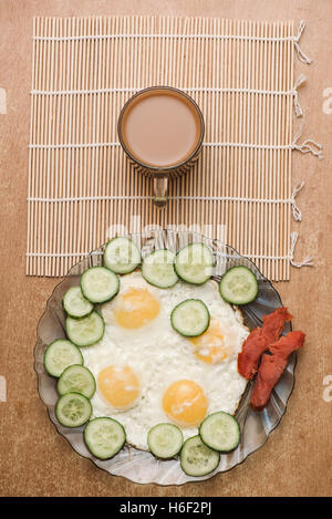 Petit-déjeuner d'œufs brouillés avec le concombre légumes, poisson Saumon fumé et de café. Haut lay voir Banque D'Images