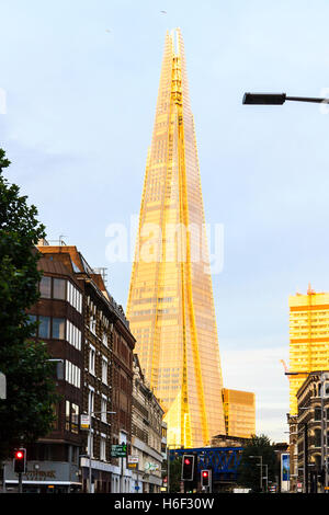 Le Shard illuminée par la lumière d'or brillant au coucher du soleil, Southwark, London, UK Banque D'Images