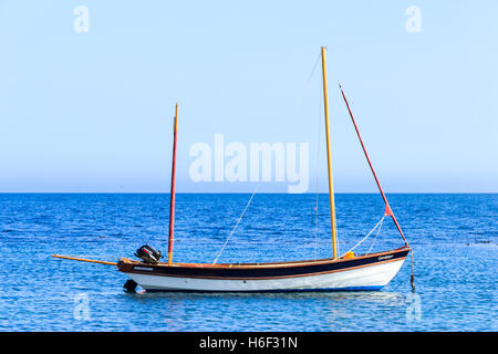 Un bateau amarré dans la baie de Ringstead, Dorset, England, UK Banque D'Images