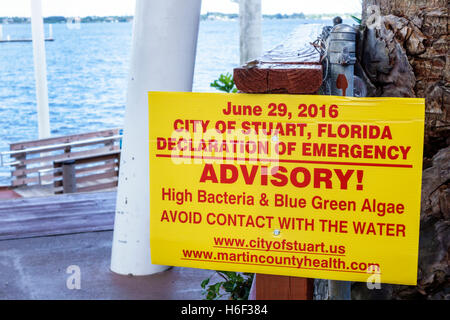 Stuart Florida, St. Rivière Sainte Lucie,signe de la ville,déclaration d'urgence,algues bleu-vert à forte bactérie,éviter le contact avec l'eau,FL160806028 Banque D'Images