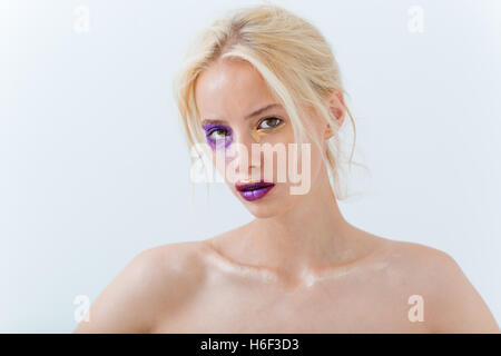 Portrait de belle jeune femme élégante avec un miroir sur fond blanc Banque D'Images