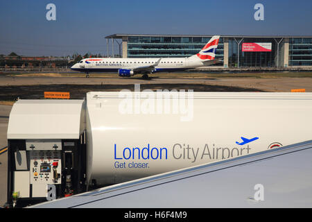 L'aéroport de London City, dans le Royal Docks, récemment (2016) a donné le feu vert pour l'extension, en Angleterre, Royaume-Uni Banque D'Images