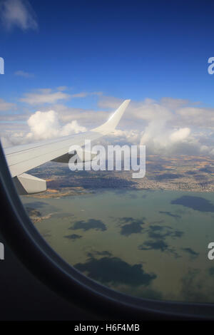 Vue depuis la fenêtre de l'avion en vol, l'estuaire de la Tamise jusqu'à l'aéroport de London City, en Angleterre, Royaume-Uni Banque D'Images