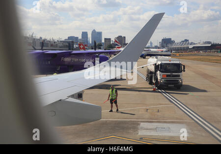 L'aéroport de London City, dans le Royal Docks, récemment (2016) a donné le feu vert pour l'extension, en Angleterre, Royaume-Uni Banque D'Images