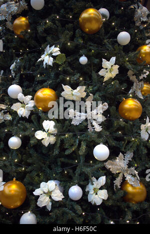 Arbre de Noël décoré avec goût avec des rubans et des boules Banque D'Images