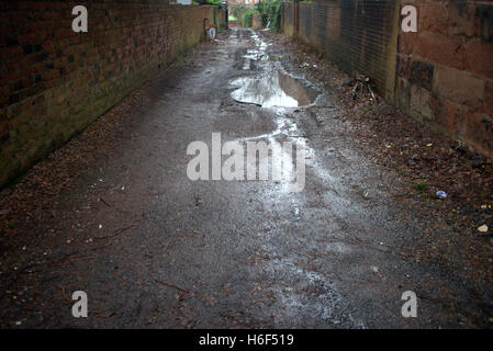 Humide sale pluie Glasgow retour cour alley Banque D'Images