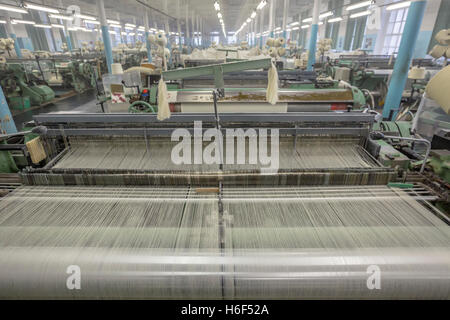 Vieille machine à tisser à une usine de textile en Russie Banque D'Images