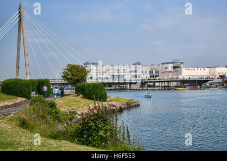 Le pont du lac marin de Southport, Lancashire, England, UK ; Banque D'Images