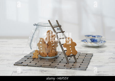 Gingerbread Man climbing ladder dans cookie jar Banque D'Images