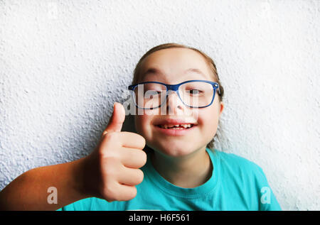 Portrait de belle fille avec des lunettes Banque D'Images