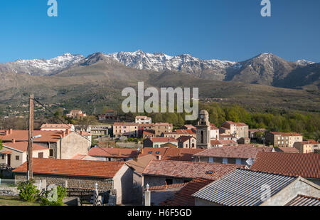 Village de montagne au milieu de la Corse Banque D'Images