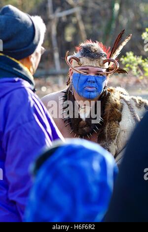 Un interprète américain éduque les touristes à la Jamestowne adjacent à la colonie de Jamestown réelle site historique. Banque D'Images