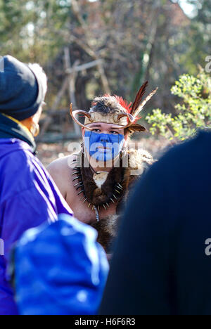 Un interprète américain éduque les touristes à la Jamestowne adjacent à la colonie de Jamestown réelle site historique. Banque D'Images