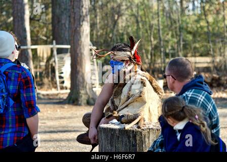 Un interprète américain éduque les touristes à la Jamestowne adjacent à la colonie de Jamestown réelle site historique. Banque D'Images