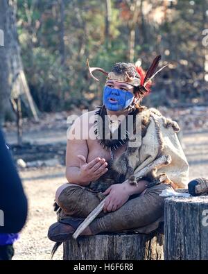 Un interprète américain éduque les touristes à la Jamestowne adjacent à la colonie de Jamestown réelle site historique. Banque D'Images