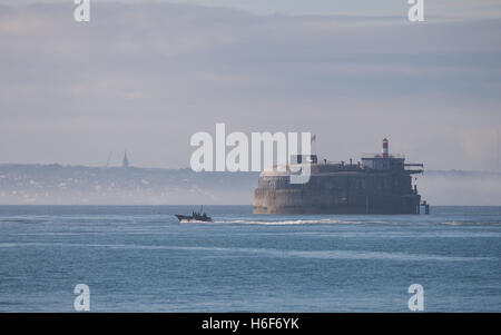 Brouillard autour de la mer efface Spitbank fort dans le Solent, UK Banque D'Images