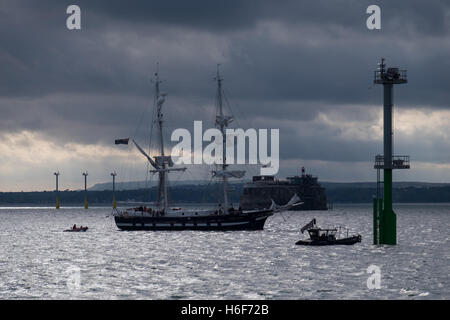 La formation des cadets de la 'navire' royaliste à travers les voiles des approches du port de Portsmouth Banque D'Images