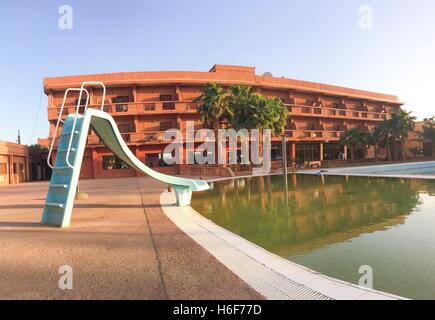 Béchar, Algérie - 23 OCT 2016 : El jazira bâtiment de l'hôtel à Béchar en Algérie. Dans le passé, Béchar a été le centre de commerce de l'or Banque D'Images