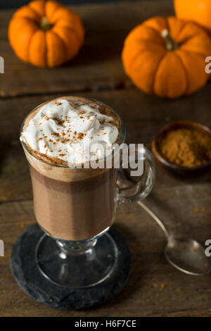 Des épices Citrouille Chocolat chaud avec de la crème fouettée Banque D'Images