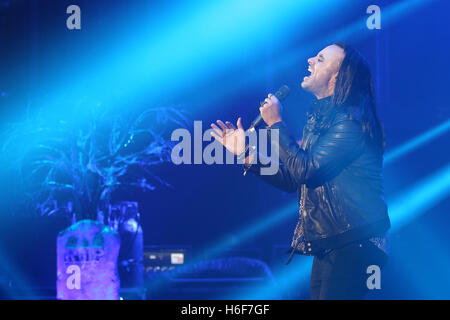 Bryn Christopher se produit avec Sigala lors de Monster Mash Up de Capital FM avec Vodafone à l'Eventim Apollo, Londres. APPUYEZ SUR ASSOCIATION photo. Date de la photo: Vendredi 28 octobre 2016. Le crédit photo devrait se lire comme suit : Isabel Infantes/PA Wire. Le Monster Mash-Up de la capitale avec Vodafone a eu lieu ce soir à Eventim Apollo à Londres (vendredi 28 octobre). Le concert d'Halloween a présenté des décors de certains des artistes, DJ et producteurs les plus en vue au monde, notamment Clean Bandit et Louisa Johnson, Blond, Zara Larsson, Sigala et Tinée Tempah, avec des décors de DJ de Marvin Humes, Coco Cole et Vodafone future BR Banque D'Images