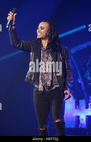 Bryn Christopher joue avec Sigala lors du Capital FM Monster Mash Up avec Vodafone à l'Eventim Apollo, Londres. ASSOCIATION DE PRESSE Photo. Photo date : vendredi 28 octobre 2016. Crédit photo doit se lire : Isabel Infantes/PA Wire. La Capital Monster Mash-Up avec Vodafone a eu lieu au London's Eventim Apollo ce soir (vendredi 28 octobre). Le concert d'halloween les jeux à partir de certains des meilleurs artistes du monde, DJs et producteurs y compris les Bandit et Louisa Johnson, blonde, Zara Larsson, Sigala et Tinie Cet, avec des DJ de la capitale Marvin Humes, Coco Cole et Vodafone Avenir Br Banque D'Images