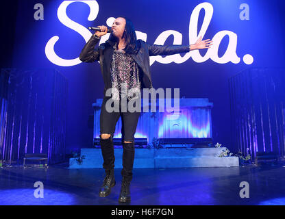 Bryn Christopher se produit avec Sigala lors de Monster Mash Up de Capital FM avec Vodafone à l'Eventim Apollo, Londres. APPUYEZ SUR ASSOCIATION photo. Date de la photo: Vendredi 28 octobre 2016. Le crédit photo devrait se lire comme suit : Isabel Infantes/PA Wire. Le Monster Mash-Up de la capitale avec Vodafone a eu lieu ce soir à Eventim Apollo à Londres (vendredi 28 octobre). Le concert d'Halloween a présenté des décors de certains des artistes, DJ et producteurs les plus en vue au monde, notamment Clean Bandit et Louisa Johnson, Blond, Zara Larsson, Sigala et Tinée Tempah, avec des décors de DJ de Marvin Humes, Coco Cole et Vodafone future BR Banque D'Images