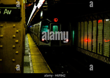 Subway train En arrivant à la plate-forme du 6 Av.. Banque D'Images