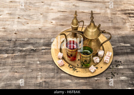 Plateau de table de fête. L'hospitalité orientale. Eid Mubarak Banque D'Images