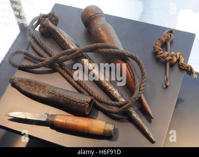 Les travaux sur les navires à voile. Travaux d'entretien. Outils : sailmarker crochet du banc, Moulinsart, pricker et le couteau avec fourreau. Norwegian Maritime Museum. Oslo. La Norvège. Banque D'Images