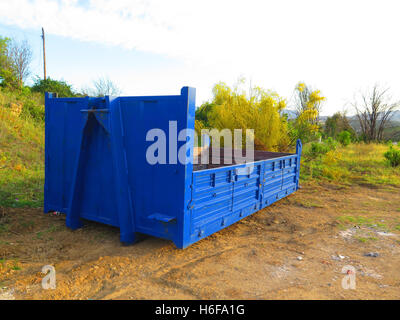 Bleu vide builders saute sur wasteland près de Alora Andalousie Banque D'Images