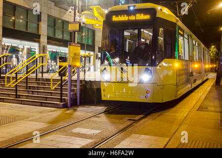 Tramway Metrolink à Exchange Square de tram à Manchester. Banque D'Images