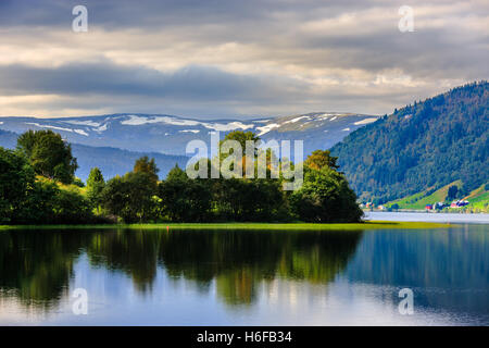 Paysage norvégien réflexions dans Oppheimsvatnet à Oppheim, Hordaland, Norvège Banque D'Images