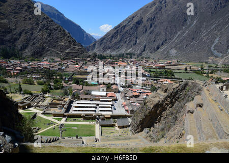 Vue aérienne d'Ollantaytambo du haut les ruines Incas qui surplombent la ville du même nom. Banque D'Images