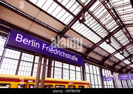 C'est signer décrivant la station Friedrichstrasse de Berlin dans le chemin de fer. Banque D'Images