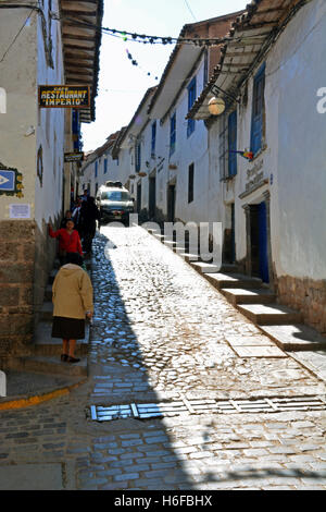 Les rues étroites de la zone touristique dans le quartier central de Cusco. Cusco est l'endroit de départ pour les visiteurs de Machu Picchu. Banque D'Images