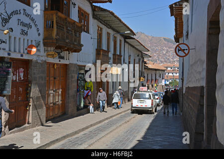 Les rues étroites de la zone touristique dans le quartier central de Cusco. Cusco est l'endroit de départ pour les visiteurs de Machu Picchu. Banque D'Images
