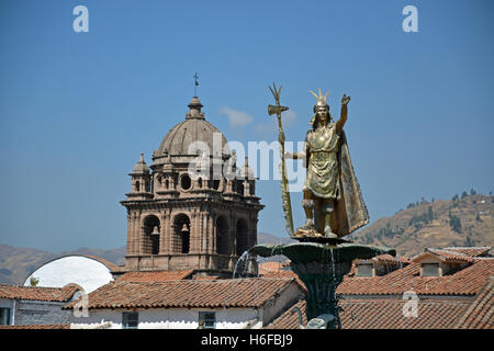 Le Pachacuti fontaine est le centre de la Plaza de Armas de la ville de Cuzco. Banque D'Images