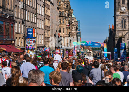 La foule, interprète, Fringe Festival, Royal Mile, Édimbourg, Écosse, Lothians, Banque D'Images