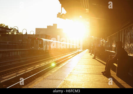 Matin soleil sur le site de Marcy Avenue station de métro à Brooklyn, New York Banque D'Images