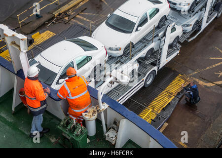 Les membres d'équipage de navire regarder camion avec remorque porte-voiture voitures sur l'embarquement du ferry P&O Ferries de la mer du Nord Banque D'Images