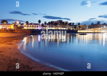 Plage au crépuscule, Otranto, province de Lecce, la péninsule Salentine, Pouilles, Italie Banque D'Images