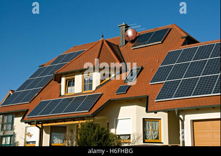 Nouvelle maison avec des panneaux solaires, Franconia, Bavaria Banque D'Images