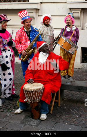 La peau sombre homme habillé en père Noël, Père, à jouer de la batterie, à Salerne, Campanie, Italie, Europe Banque D'Images