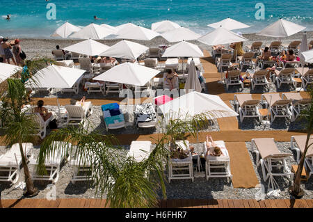 Parasols sur la plage, Nice, Côte d'Azur, Provence, France, Europe Banque D'Images