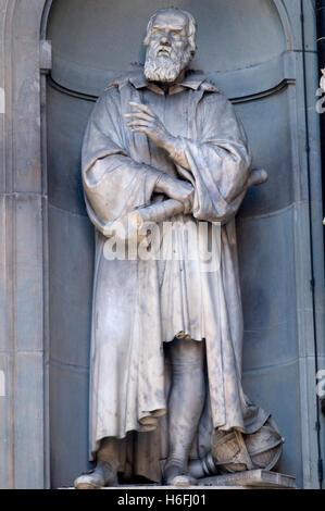 Statue de Galilée, musée d'art Uffizi, Galleria degli Uffici, Florence, Toscane, Italie, Europe Banque D'Images