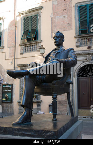 Statue de Giacomo Puccini, Lucques, Toscane, Italie, Europe Banque D'Images